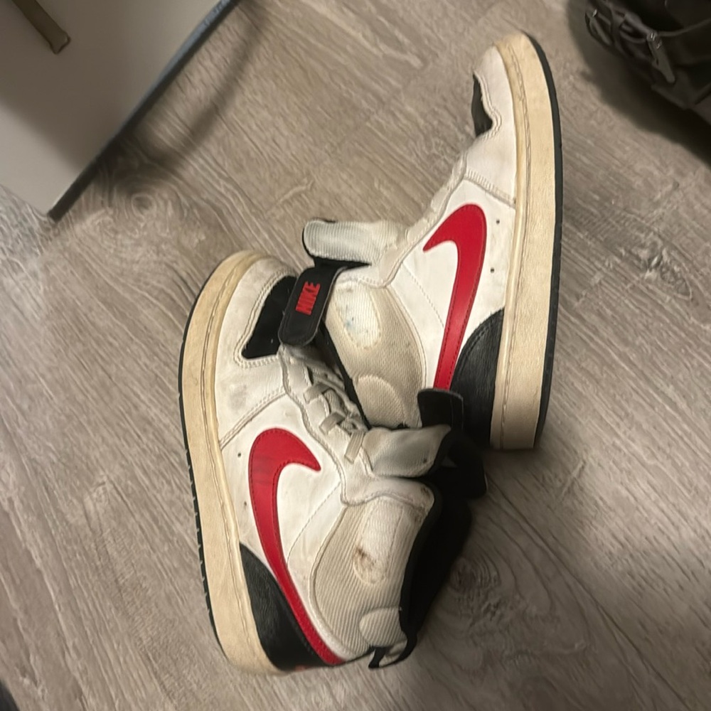 Kids youth size 2 Nike velcro shoes